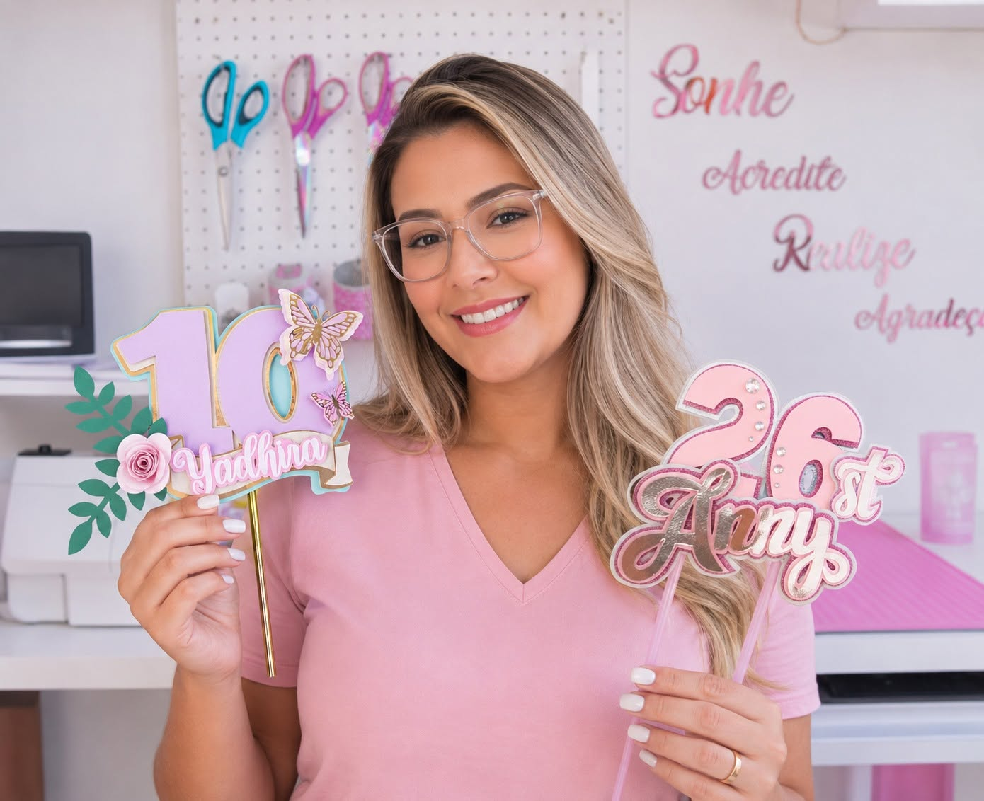 Sueli Rodrigues segurando toppers de bolo